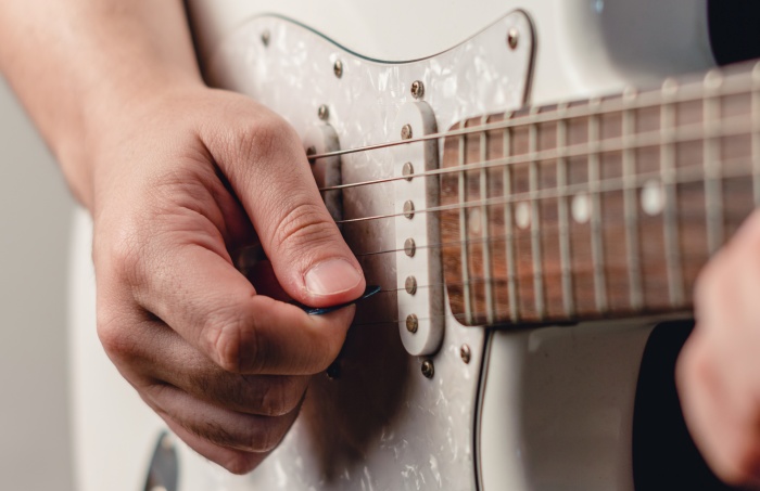 Tocar bajo y guitarra con púa.